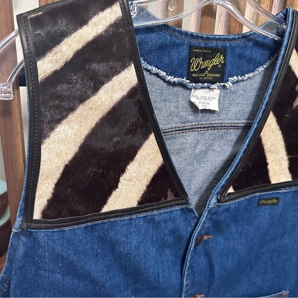 Wrangler No Fault Denim Vtg Blue Vest with Black & Cream Cowhide Shoulder Panels - Picture 2 of 10